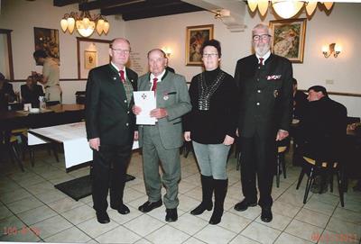 70jährige Mitgliedschaft v.l.n.r.: Obmann Fritz Guggenberger, Altbgm. Hans Pfeil, Vbgm. Marianne Reitshammer, Oberst Anton Eichhorn